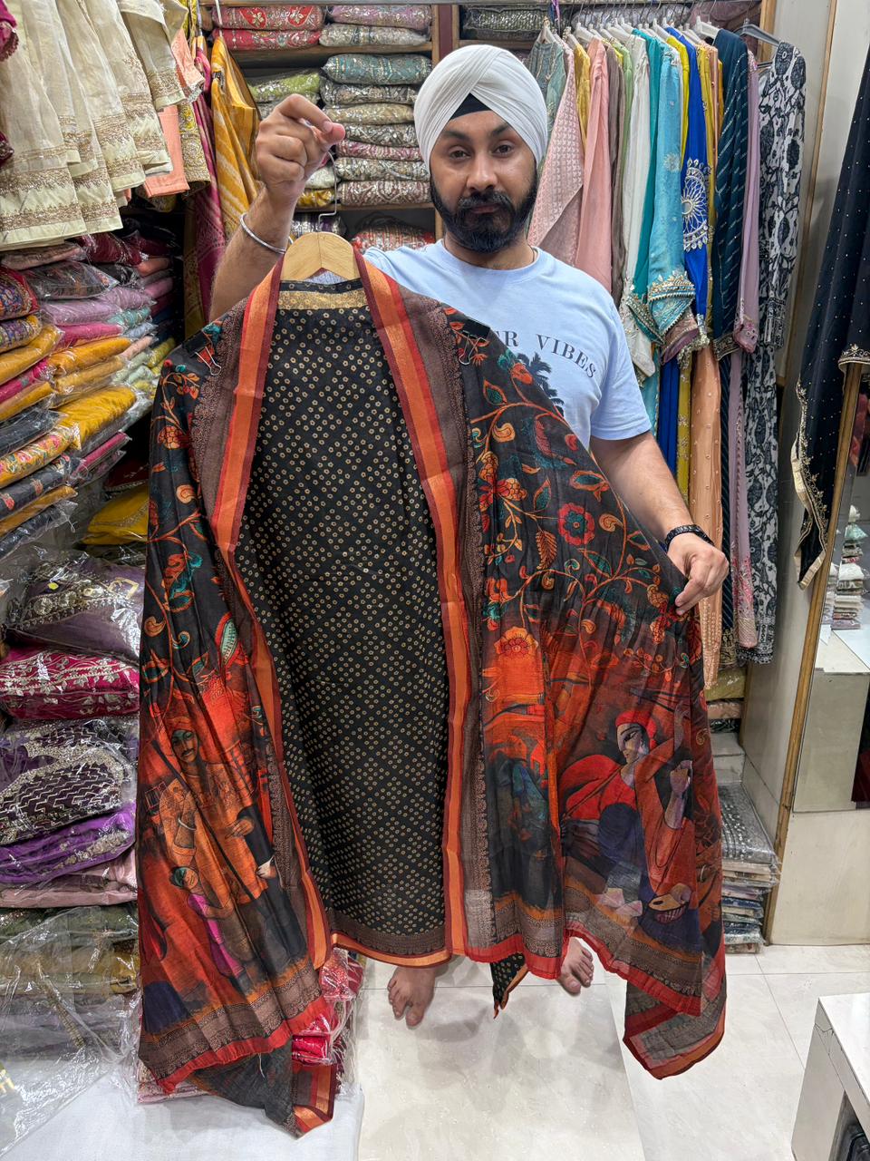 Maheshwari Bhandhni Suit - Figures Dupatta